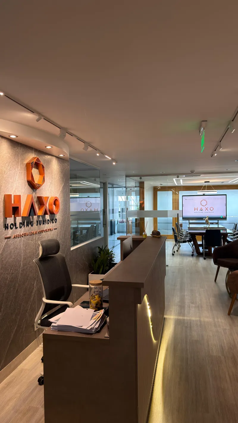 Mostrador de recepción con el logotipo de HAXO al fondo
