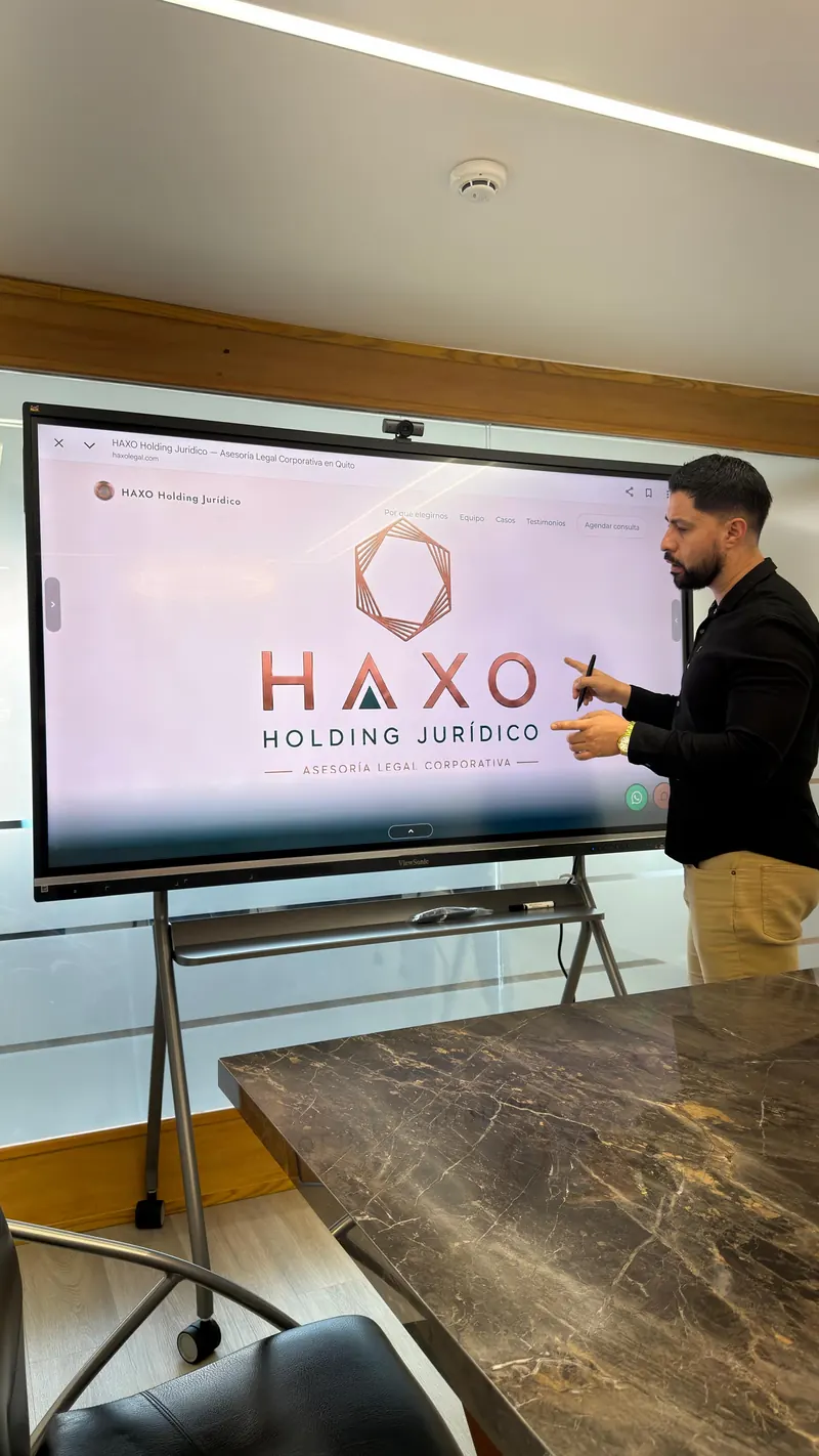 Abogado presentando frente a la pantalla de la sala de juntas