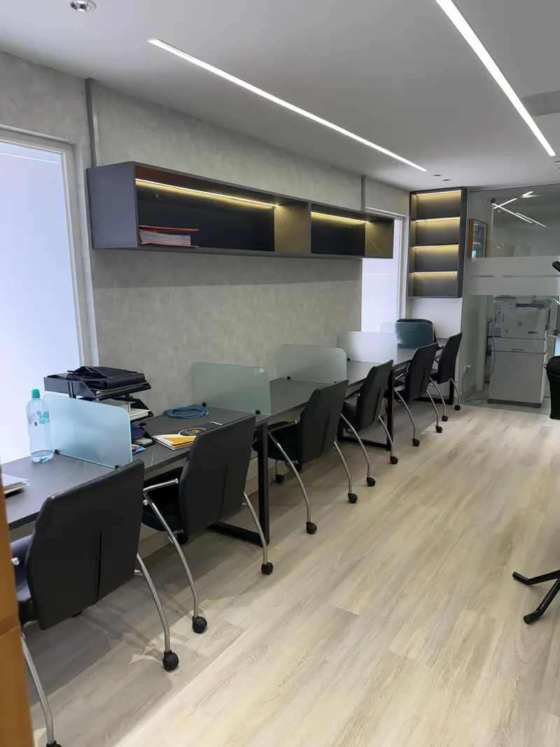 Área de trabajo con puestos individuales y divisiones de vidrio