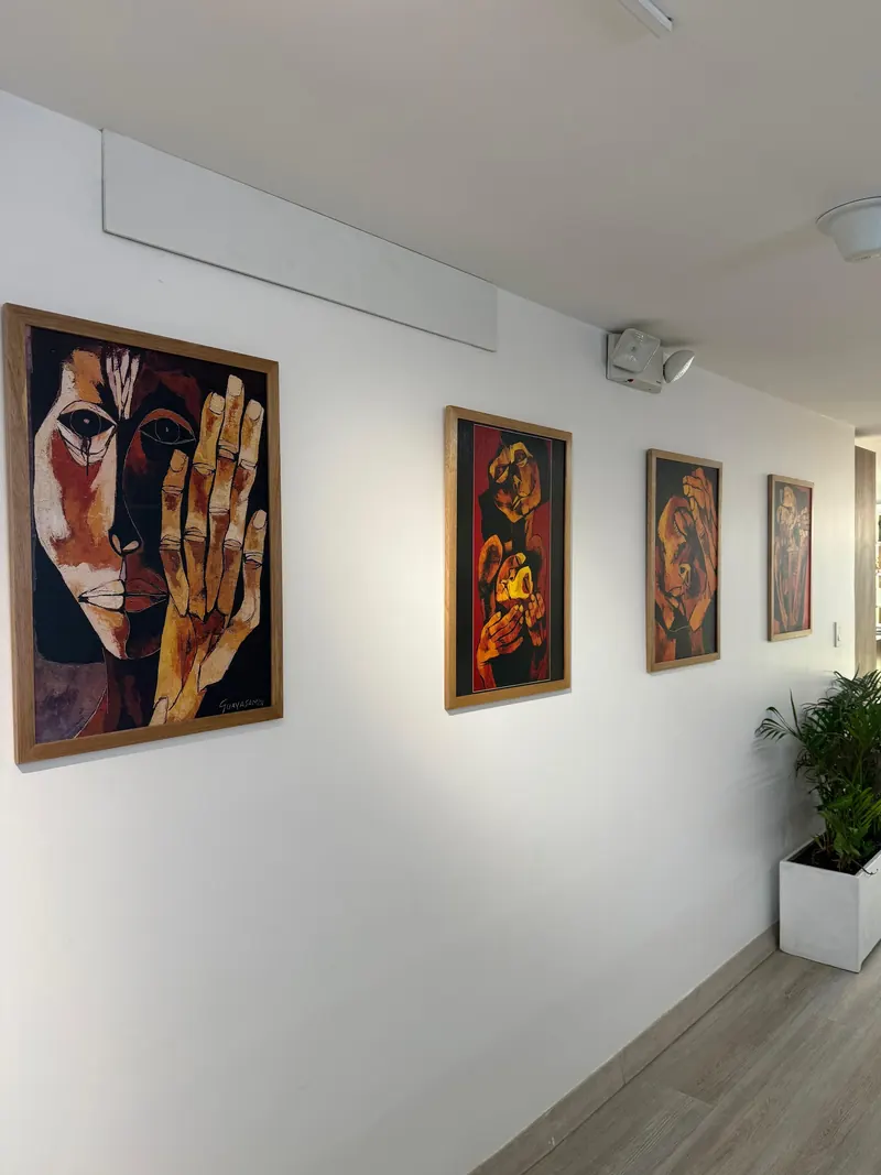 Pasillo con cuadros de arte ecuatoriano en la pared